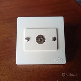 16 prese TV Scame da incasso