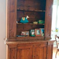 Credenza antica a doppio corpo in legno massello