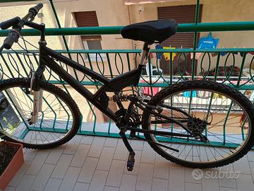Bici mtb con ammortizzatore posteriore. Alassio 