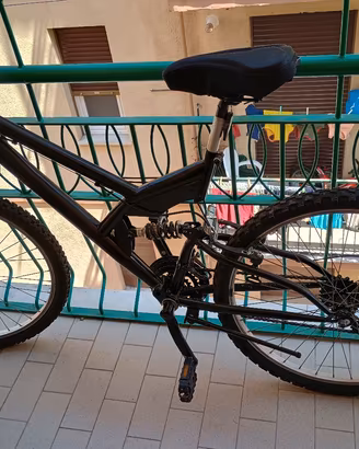 Bici mtb con ammortizzatore posteriore. Alassio 