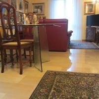 Gambe in vetro curvato per tavolo