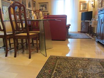 Gambe in vetro curvato per tavolo