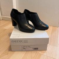 Tronchetti Geox in pelle nera con tacco