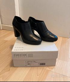 Tronchetti Geox in pelle nera con tacco