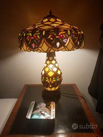 Scenografica Lampada  in stile Tiffany,