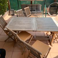 Tavolo in legno con sedie