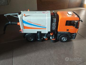camion Bruder MAN TGS per la pulizia delle strade
