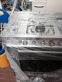 cucina 4 fuochi + forno elettrico € 200