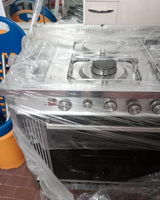 cucina 4 fuochi + forno elettrico € 200