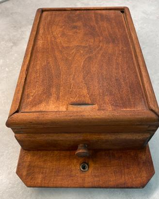 Grattuggia con contenitore in legno