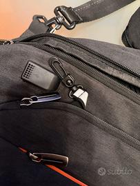 Zaino monospalla nero Todeu con porta USB e tante