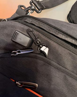 Zaino monospalla nero Todeu con porta USB e tante