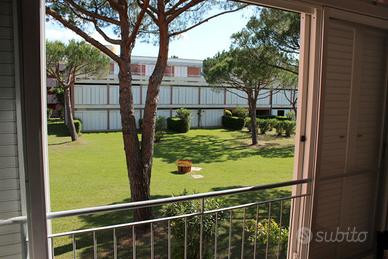 Ampio bilocale con veranda in residence-piscina