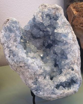 Minerale Geode di Celestina su supporto