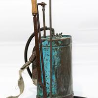 vecchia pompa a spalla in rame