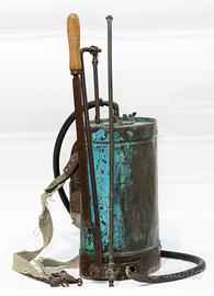 vecchia pompa a spalla in rame