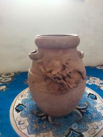 Vaso in terracotta con decorazioni