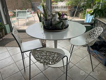 4 Sedie in plastica di 2 modelli diversi