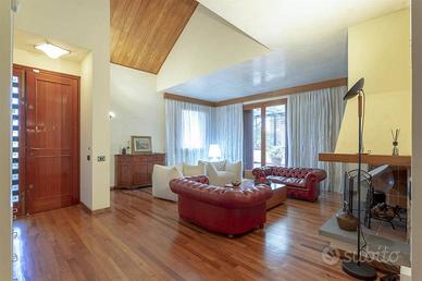 Appartamento di 192 m² con più di 5 locali e posto