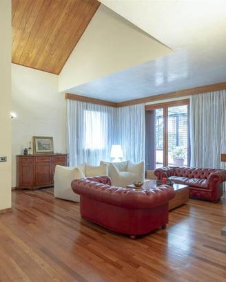Appartamento di 192 m² con più di 5 locali e posto