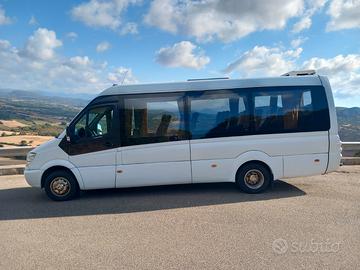 Minibus Mercedes 20 posti