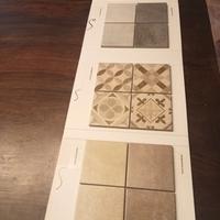 campionatura di piastrelle decorate 