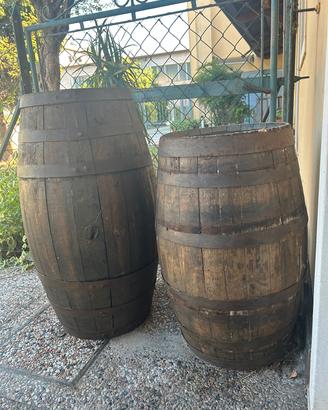 vecchi barili in legno