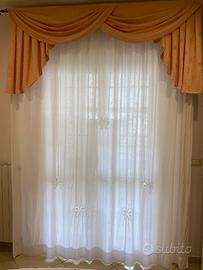 Tenda ricamata a mano con mantovana rosa