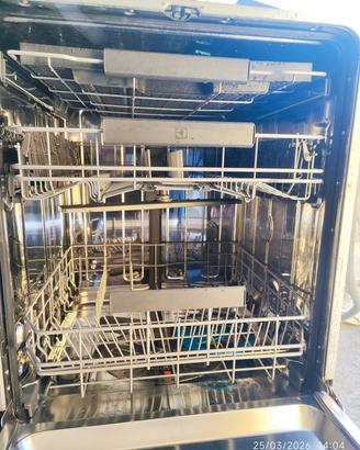 Lavastoviglie Electrolux 3 cestelli 16 coperti 