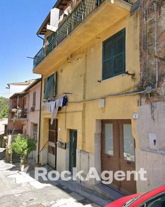 RONCIGLIONE - LOCALE MAGAZZINO CON ACCESSO CARRABI