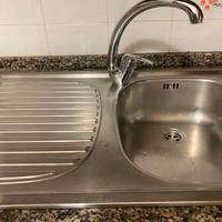 Lavandino cucina con rubinetti