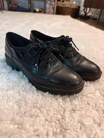 Scarpe stringate Geox nere in pelle