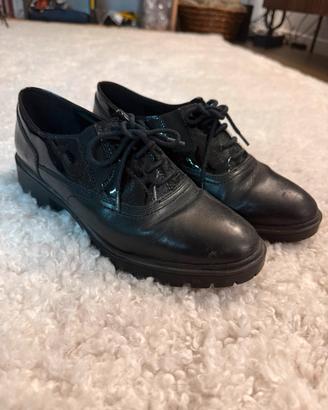 Scarpe stringate Geox nere in pelle