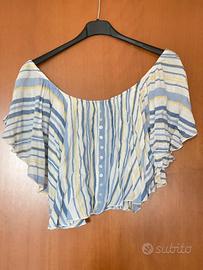 Top corto a righe con spalle scoperte e bottoni