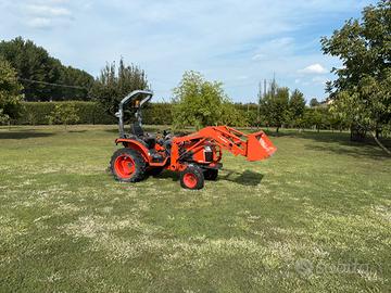 Kubota  B3030 con pala caricatrice -targato-