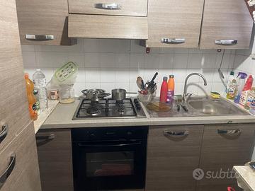 Cucina lineare compatta con elettrodomestici