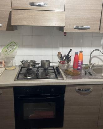 Cucina lineare compatta con elettrodomestici