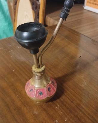 Antica pipa in ottone ad acqua. 