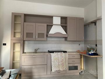 Cucina in legno riverniciata
