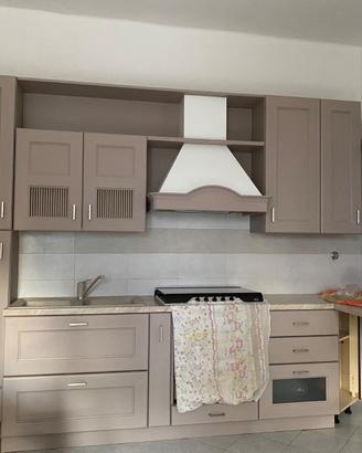 Cucina in legno riverniciata
