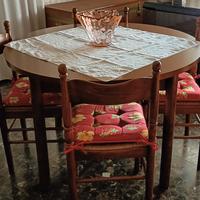 tavolo rotondo con sedie