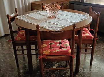 tavolo rotondo con sedie