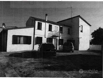 Immobile in asta di 140 m² con 4 locali e box auto