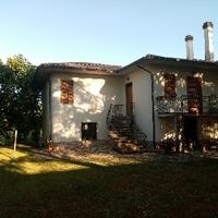 Porzione di villa bifamiliare con parco