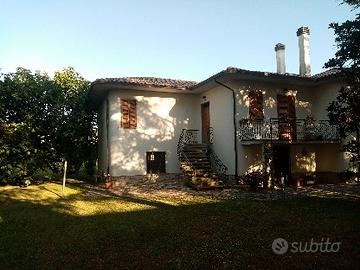 Porzione di villa bifamiliare con parco