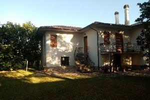 Porzione di villa bifamiliare con parco