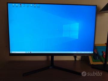 PC fisso con schermo tastiera e mouse 