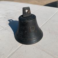 Campana antica di bronzo numerata da collezione
