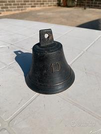 Campana antica di bronzo numerata da collezione