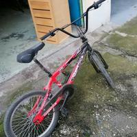 bici elettrica e cross ragazzo
